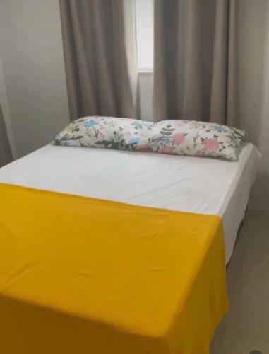 een geel bed met een kussen erop bij Aconchego da serra in Bezerros