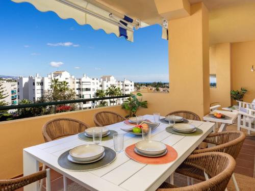 ein Esszimmer mit einem Tisch und Stühlen auf dem Balkon in der Unterkunft Apartment Los Almendros I by Interhome in Marbella