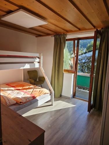 ein Schlafzimmer mit einem Bett und einem großen Fenster in der Unterkunft Ferienwohnung Alpencity in Garmisch-Partenkirchen