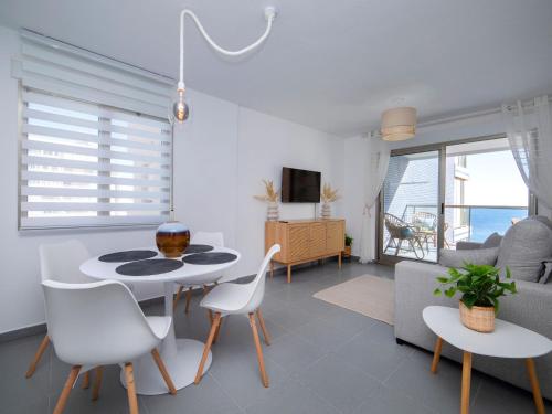 sala de estar con mesa y sillas en Apartment Sunseeker Hipocampos by Interhome en Calpe