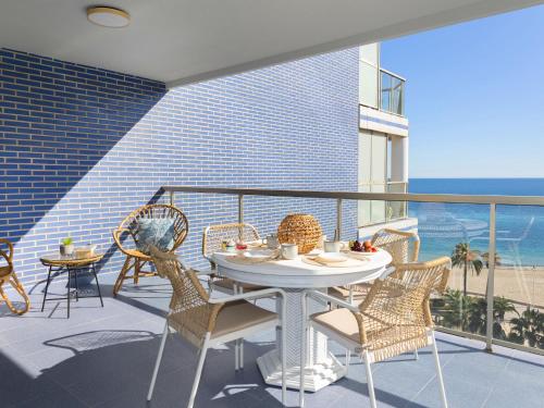 patio con mesa y sillas en el balcón en Apartment Sunseeker Hipocampos by Interhome en Calpe