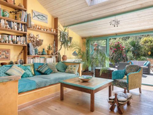 un salon avec un canapé et une table dans l'établissement Holiday Home La Demeure Ty Ar Bleiz by Interhome, à Sarzeau