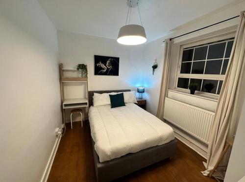 Habitación pequeña con cama y ventana en JB Stays Greenwich Central, en Londres