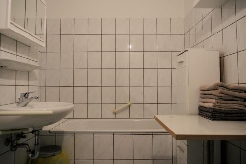 een badkamer met een wastafel en een bad bij Ostertor 2 in Sarstedt