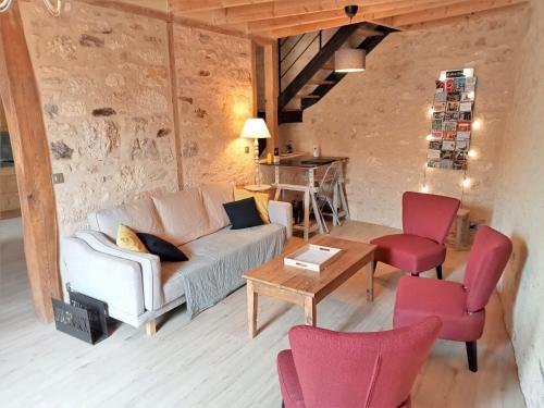 sala de estar con sofá, mesa y sillas en Holiday Home Maison du Bourg by Interhome, en Lacapelle-Biron