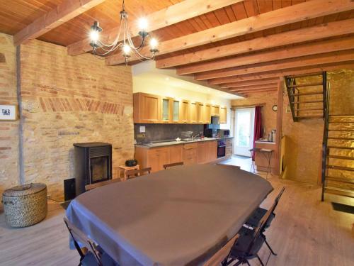 Habitación grande con mesa y cocina. en Holiday Home Maison du Bourg by Interhome, en Lacapelle-Biron