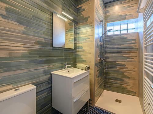 Koupelna v ubytování Holiday Home Arvor I-1 by Interhome
