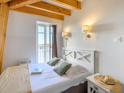 une chambre avec un lit blanc et une fenêtre dans l'établissement Apartment Le Château de Kergonano-13 by Interhome, à Baden