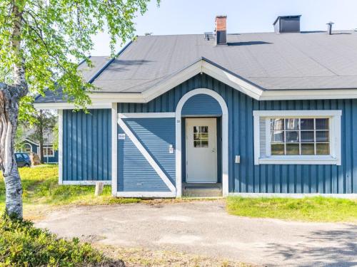 a blue house with a blue door at Holiday Home Teerenpesue e 38 by Interhome in Saariselka