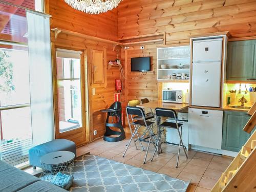 uma cozinha com uma mesa e cadeiras num camarote em Holiday Home Joutsenlaulu by Interhome em Sirkka