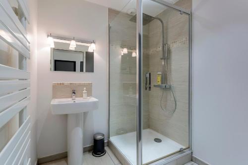 ヴィルールバンヌにあるMAISON STELLAのバスルーム(シャワー、シンク付)