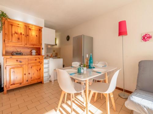 une cuisine avec une table et des chaises dans une pièce dans l'établissement Apartment Ipanema by Interhome, à La Grande Motte