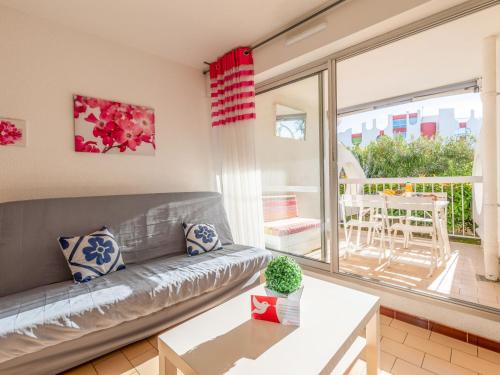 un salon avec un canapé et une table dans l'établissement Apartment Ipanema by Interhome, à La Grande Motte