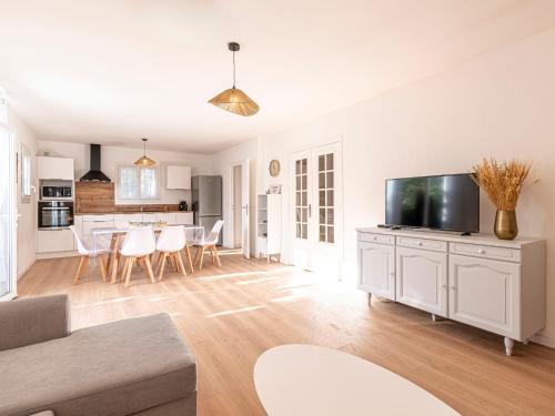 un salon avec un canapé et une télévision dans l'établissement Holiday Home Turriccioli by Interhome, à Porto-Vecchio