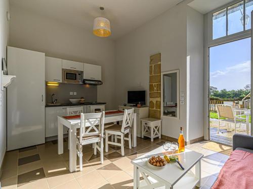Il comprend une cuisine et un salon avec une table et des chaises. dans l'établissement Apartment Le Château de Kergonano-11 by Interhome, à Baden