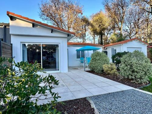 Casa con patio con sombrilla azul en Holiday Home Joannie by Interhome, en Saint-Brevin-les-Pins