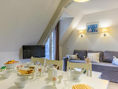 una sala de estar con una mesa y un sofá en Apartment Château De Kergonano-19 by Interhome, en Baden