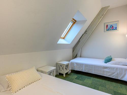 1 dormitorio en el ático con cama y ventana en Apartment Château De Kergonano-19 by Interhome, en Baden