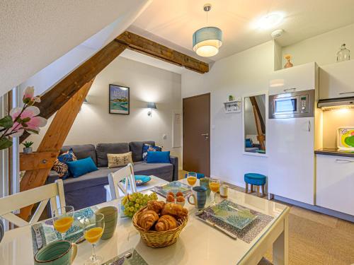 Il dispose d'une cuisine et d'un salon avec une table et un canapé. dans l'établissement Apartment Le Château de Kergonano-10 by Interhome, à Baden