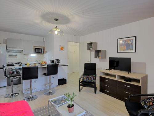 un salon avec une cuisine et un salon avec un canapé dans l'établissement Apartment L'Amirauté by Interhome, à Vannes