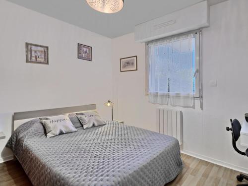 une chambre blanche avec un lit et une fenêtre dans l'établissement Apartment L'Amirauté by Interhome, à Vannes