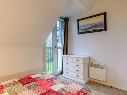 une chambre avec un lit, une commode et une fenêtre dans l'établissement Apartment Château De Kergonano-16 by Interhome, à Baden