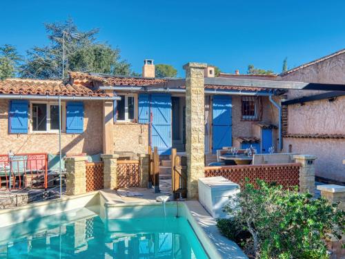 une maison avec une piscine devant dans l'établissement Holiday Home Maison Tour de Mare by Interhome, à Fréjus