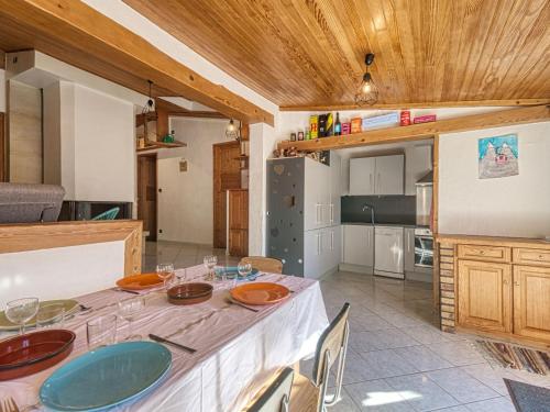 une salle à manger avec une table et une cuisine dans l'établissement Holiday Home Maison Tour de Mare by Interhome, à Fréjus
