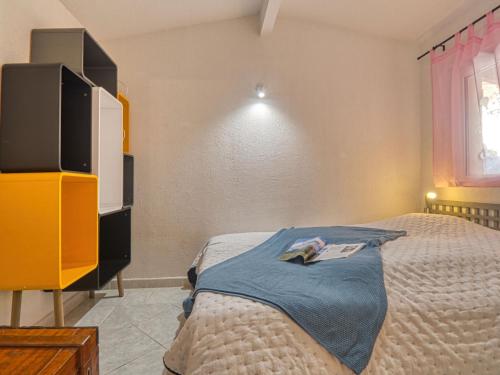 - une chambre avec un lit et une commode jaune dans l'établissement Holiday Home Maison Tour de Mare by Interhome, à Fréjus