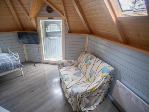 Habitación pequeña con sofá en el ático en Chalet Corbet by Interhome en Drumnadrochit