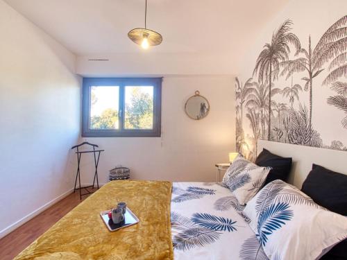 une chambre avec un lit avec un plateau dessus dans l'établissement Apartment Le Capricorne by Interhome, à Saint-Raphaël