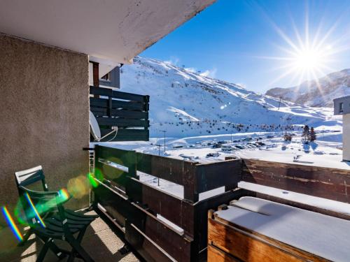 une chambre avec une chaise et une montagne enneigée dans l'établissement Apartment Le Grand Tichot A et B - Val Claret-17 by Interhome, à Tignes