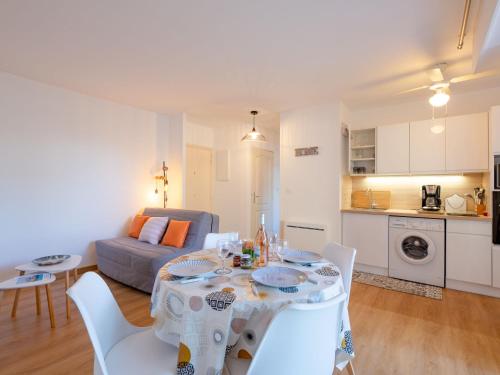 un salon avec une table, des chaises et un canapé dans l'établissement Apartment Quartier Latin-13 by Interhome, à Fréjus