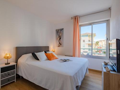 une chambre avec un lit et une grande fenêtre dans l'établissement Apartment Quartier Latin-13 by Interhome, à Fréjus