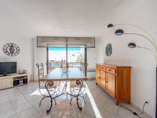 une salle à manger avec une table et des chaises et une télévision dans l'établissement Apartment Sapore Di Mar 1 by Interhome, à Cavalaire-sur-Mer