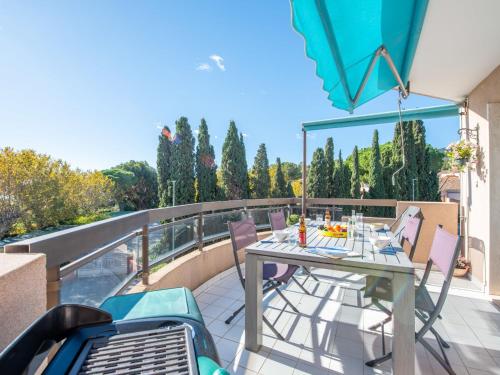 un patio avec une table et des chaises sur un balcon dans l'établissement Apartment Sapore Di Mar 1 by Interhome, à Cavalaire-sur-Mer