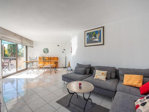 un salon avec un canapé et une table dans l'établissement Apartment Sapore Di Mar 1 by Interhome, à Cavalaire-sur-Mer