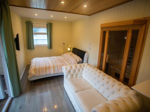 uma sala de estar com um sofá e uma cama em Chalet Nessie 1 by Interhome em Drumnadrochit