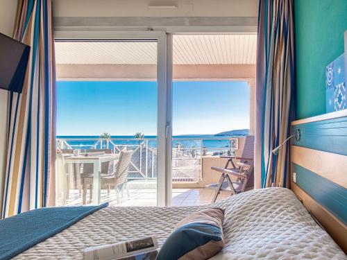 une chambre avec un lit et une vue sur l'océan dans l'établissement Apartment Cap Hermes-6 by Interhome, à Fréjus