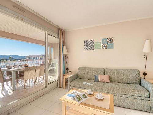 un salon avec un canapé et une table dans l'établissement Apartment Cap Hermes-6 by Interhome, à Fréjus
