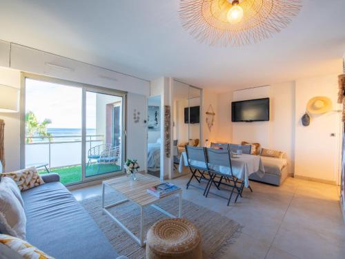 un salon avec un canapé et une table dans l'établissement Apartment La Croix du Sud-28 by Interhome, à Cavalaire-sur-Mer