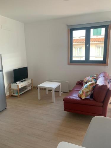 een woonkamer met een bank en een tv bij Pôr do Sol in Bragança