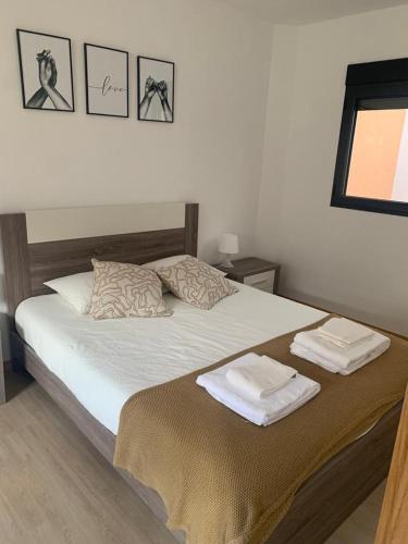 een slaapkamer met een bed met twee handdoeken erop bij Pôr do Sol in Bragança