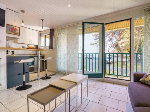 un salon avec un canapé et une table dans l'établissement Studio Eskualduna by Interhome, à Saint-Jean-de-Luz