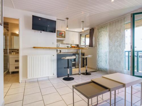 une cuisine et un salon avec une table et des chaises dans l'établissement Studio Eskualduna by Interhome, à Saint-Jean-de-Luz