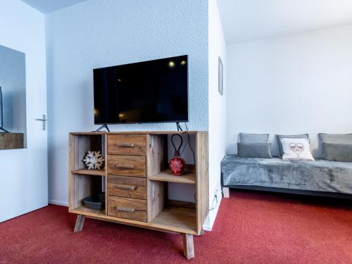 - un salon avec une télévision à écran plat sur une armoire en bois dans l'établissement Studio Les Tommeuses - Val Claret-36 by Interhome, à Tignes
