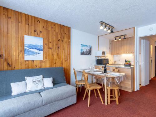 un salon avec un canapé et une table dans l'établissement Studio Les Tommeuses - Val Claret-36 by Interhome, à Tignes