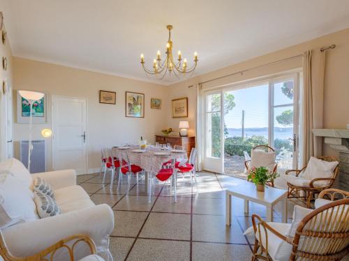un salon avec une table et des chaises dans l'établissement Holiday Home Anthala by Interhome, à Sainte-Maxime
