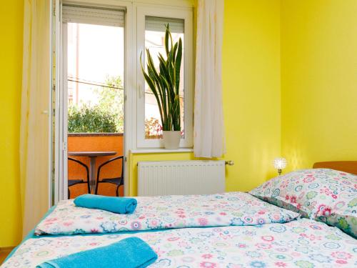 una camera con letto e finestra di Apartment Alice by Interhome a Balatonföldvár