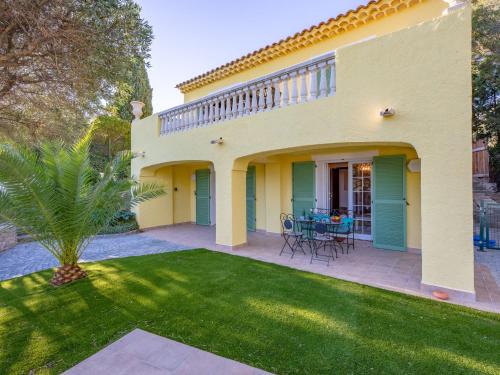 une maison avec un patio avec une table et des chaises dans l'établissement Holiday Home La Scarlett 1 by Interhome, aux Issambres